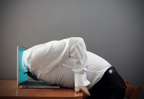 Мужчина с головой провалился в ноутбук