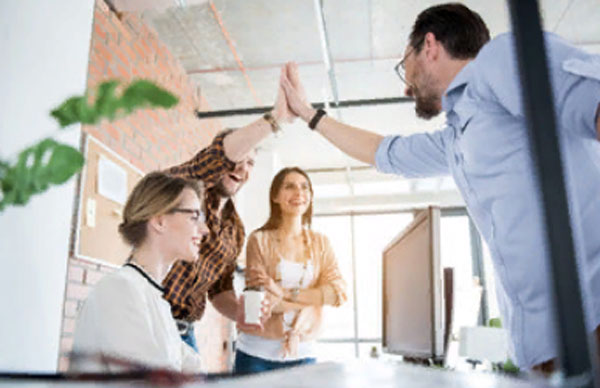 Мужчины дают ",пять", друг другу. Девушки улыбаются