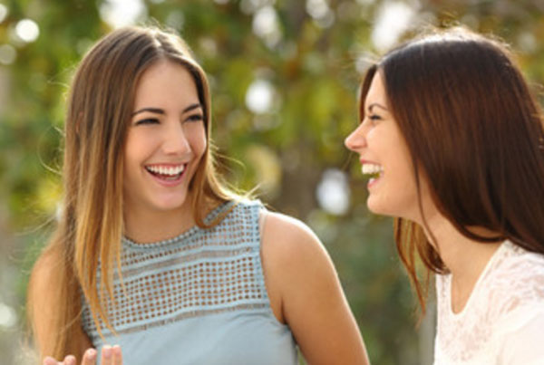 Женщины беседуют и смеются