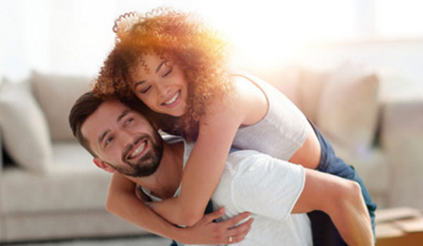 Счастливые муж и жена. Она запрыгнула супругу на спину