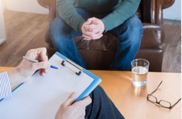 Мужчина общается с психотерапевтом