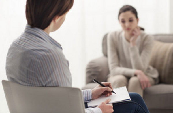 Женщина на приеме у психотерапевта