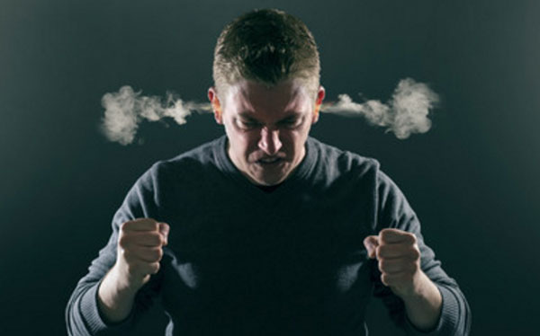 Человек злиться. У него из ушей идет дым