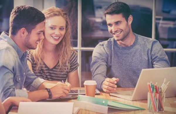 Коллеги весело общаются