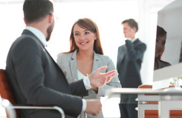 Женщина общается с коллегой по работе