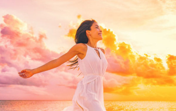 Счастливая жизнерадостная девушка на прогулке