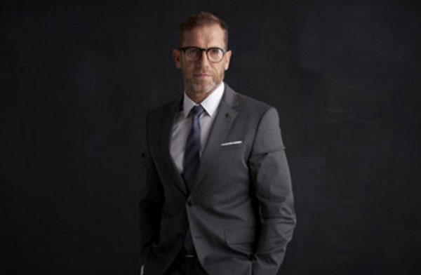 Солидный мужчина в очках и костюме