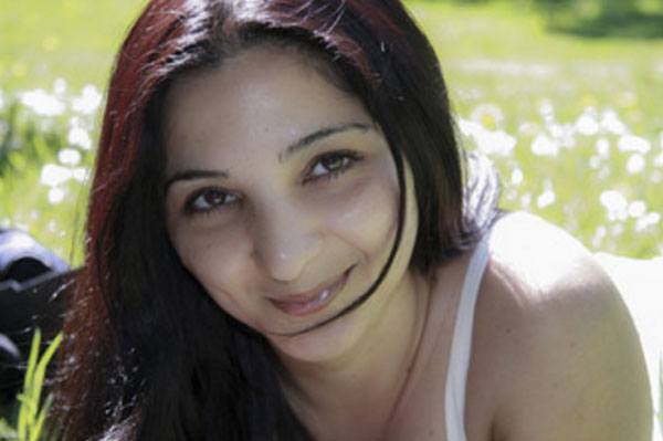 Девушка лежит на траве и улыбается