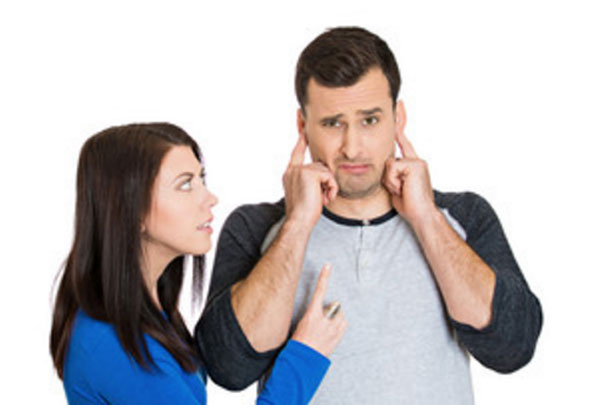 Девушка что-то высказывает парню, а он закрыл уши