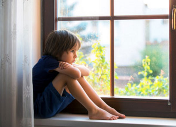 Ребенок сидит на окне