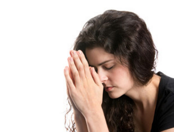 Женщина молится