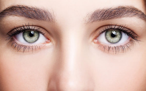 Женские глаза, которые смотрят прямо