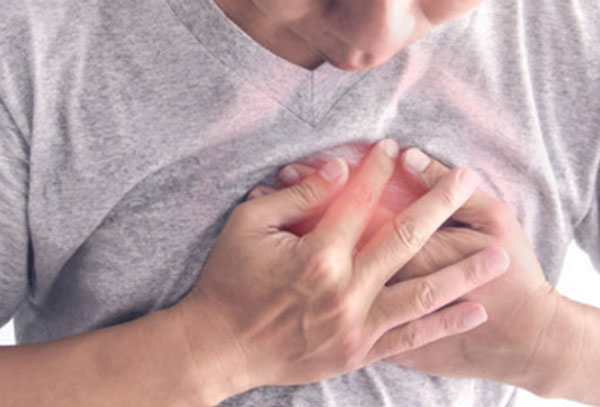 Мужчина держится за сердце