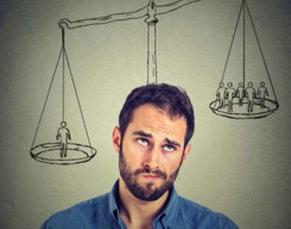 У мужчины в мыслях чаши весов. на одной стоит он, и она перевешивает. на другой - люди