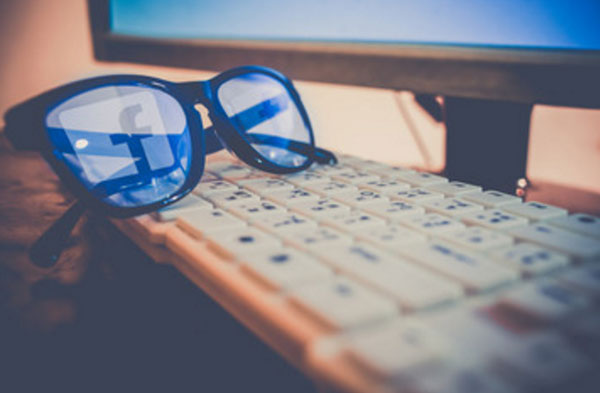 Клавиатура, монитор. На клавиатуре лежат очки