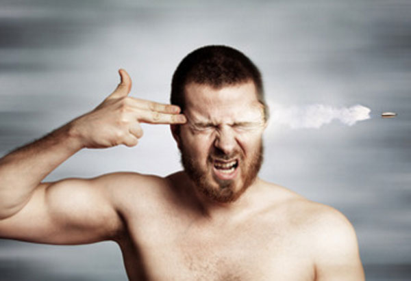 Мужчина представляет, как стреляет себе в голову из пистолета. На самом деле к голове приставлена рука