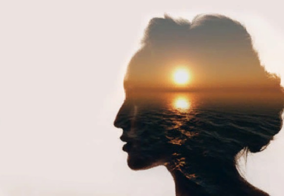 Силуэт женской головы, в котором просматривается река