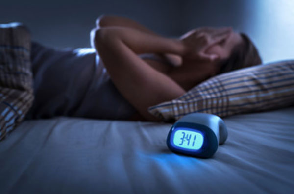 Женщина не спит, на часах три сорок