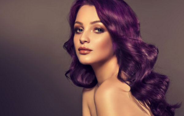 Красивая девушка с фиолетовыми волосами