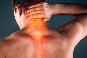 Почему болит шея и больно поворачивать голову