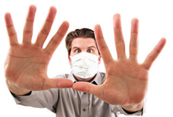 На переднем плане ладони мужчины. На заднем - он сам, в маске