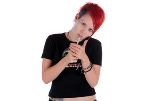 Девушка нестандартного вида курит