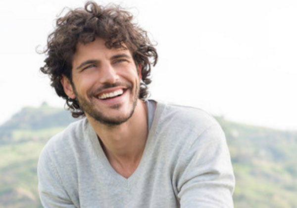 Веселый улыбающийся парень на природе