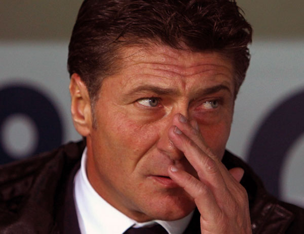 Мужчина касается своего носа