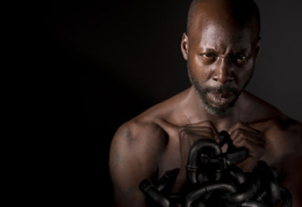 Мужчина афроамериканец с цепями на руках