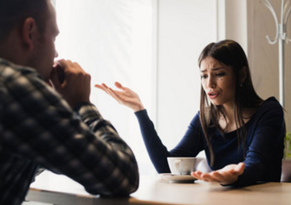 Парень с девушкой в кафе. Барышня что-то эмоционально говорит