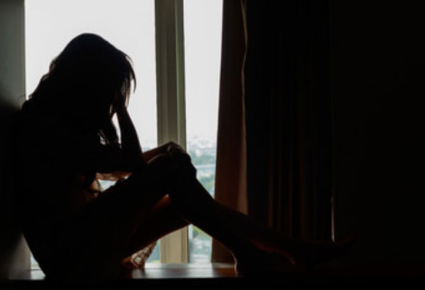 Силуэт опечаленной женщины