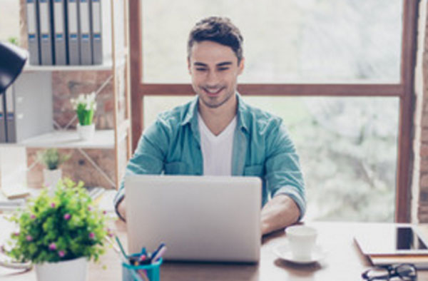 Мужчина проходит тестирование, сидя за ноутбуком