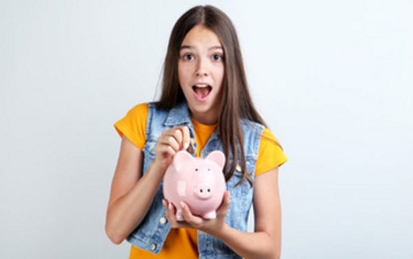 Девушка с хрюшей-копилкой в руках