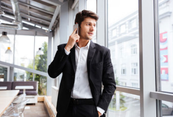 Мужчина говорит по телефону
