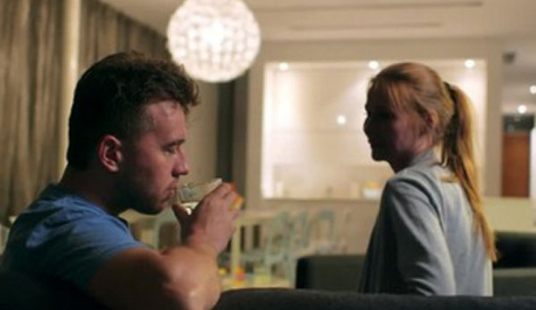 Мужчина пьет спиртное, а женщина на него смотрит