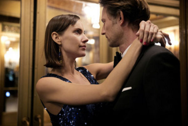 Женщина обнимает своего мужа, смотрит ему в глаза