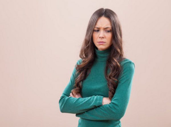 Женщина с обиженным выражением лица