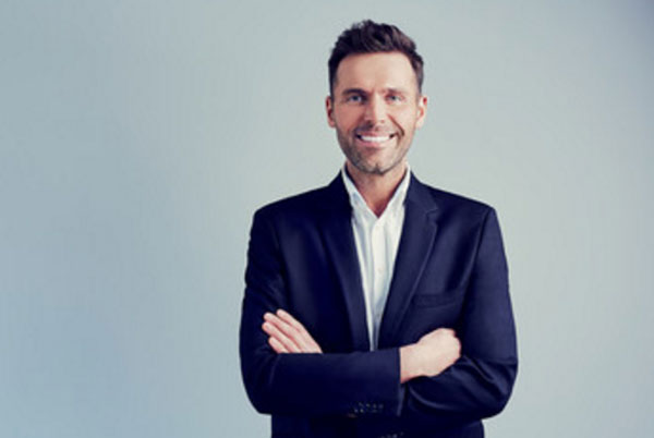 Улыбающийся мужчина