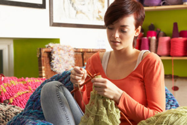 Девушка вяжет