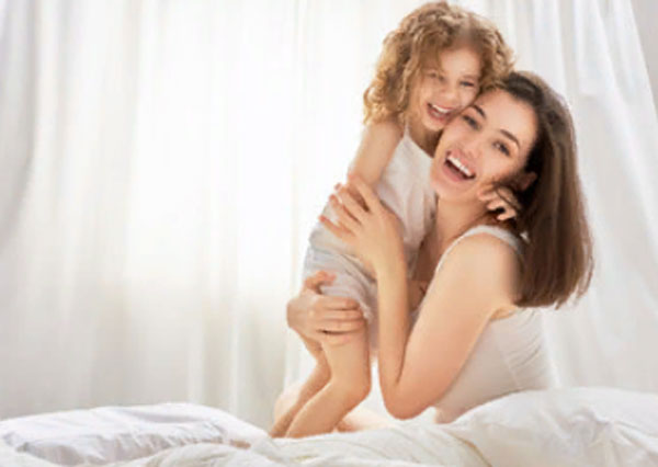 Смеющаяся женщина и девочка