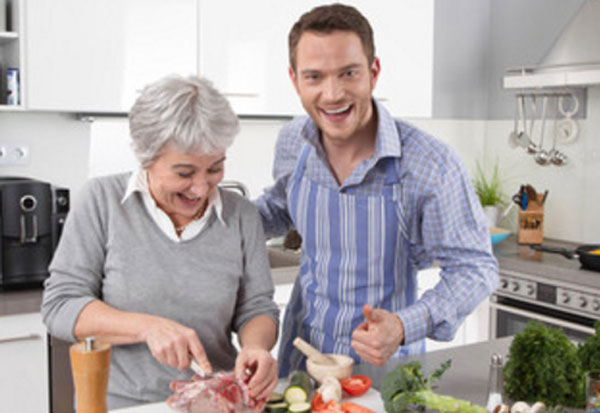 Мужчина с мамой готовят