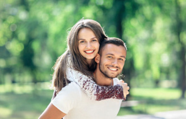 Счастливые парень и девушка