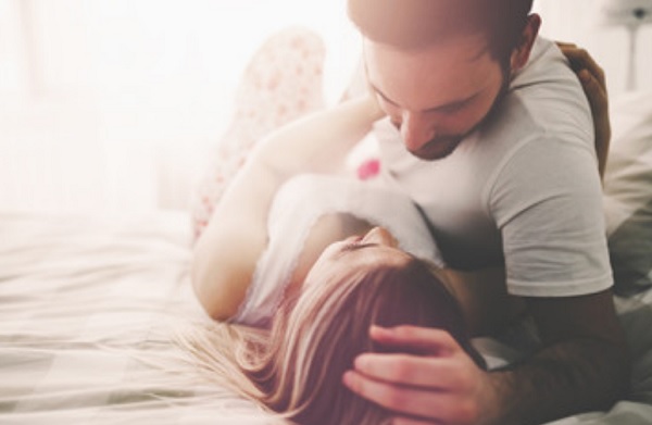 Парень уложил девушку на кровать