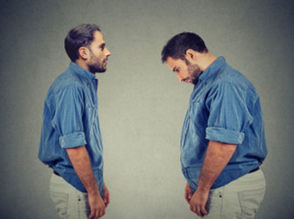 Полный и худой мужчина стоят друг напротив друга в одинаковой одежде