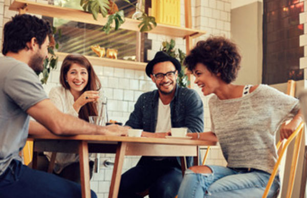 Люди общаются, сидя за столом