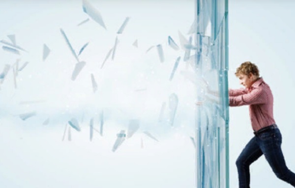 Мужчина идет напролом, разбивая стеклянную стену на своем пути