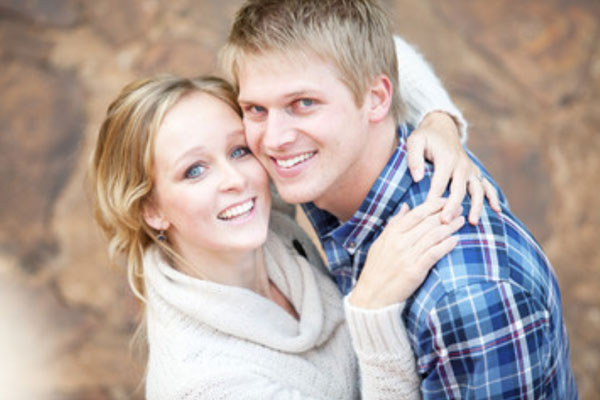 Девушка с парнем обнимаются. Они счастливы