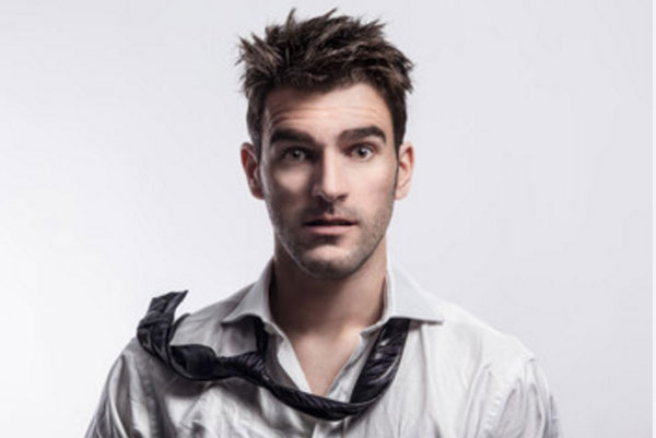 Растрепанный парень в грязной неглаженой рубашке