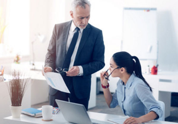 Начальник что-то объясняет сотруднице