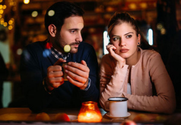 Муж смотрит на жену, а она смотрит в сторону с серьезным выражением лица